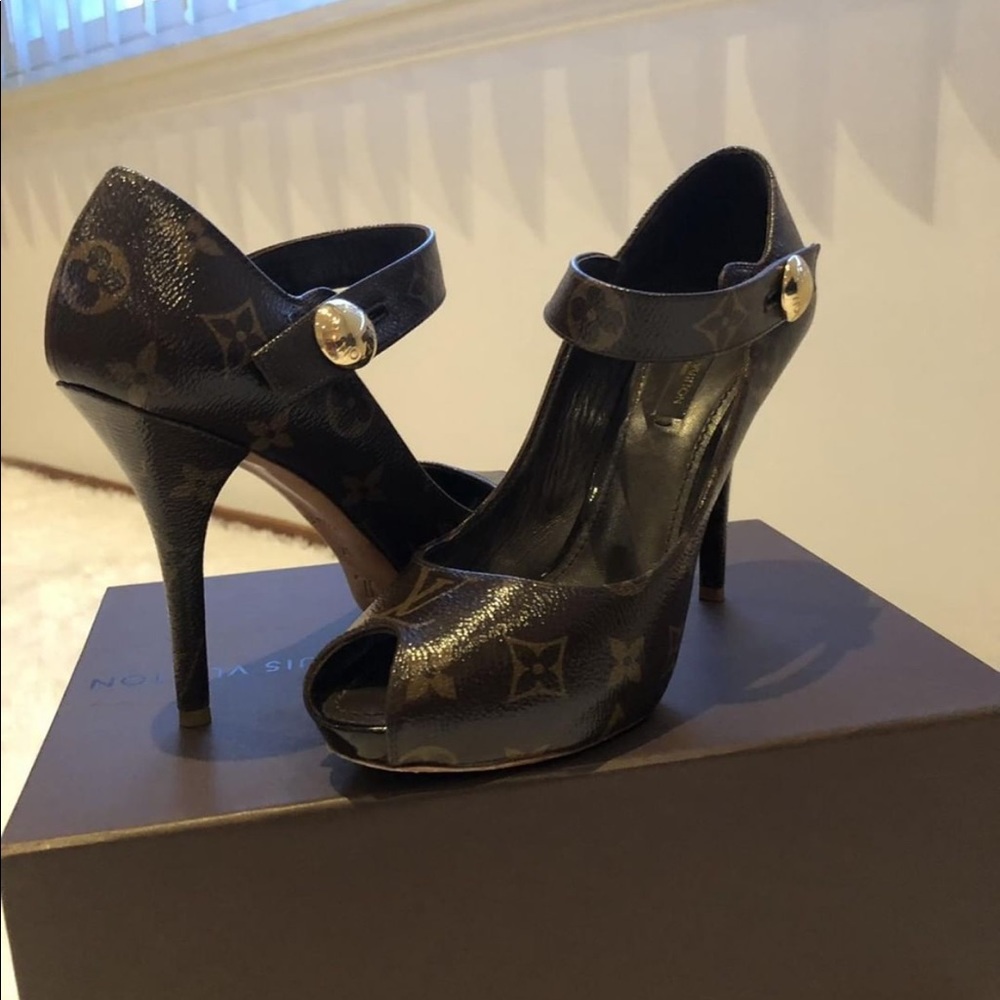 Authentic LV pumps. Sz 37